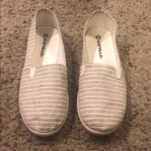 Super cute and comfy slip on Airwalks - size 9.5